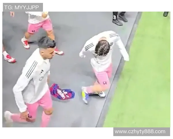 巴萨与巴黎激战正酣越位进球引发争议球迷热议裁判判罚合理性